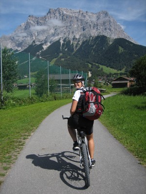 Beginn auf Teer mit grandiosem Panorama