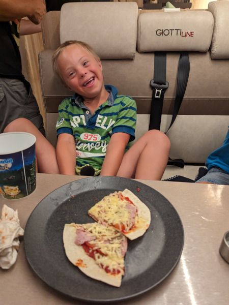 Pizza Essen und Pizza hören