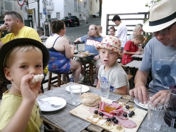 Tapas in einem der typischen Altstadtlokale in Lissabon